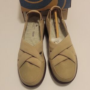 Clarks Women's Tan Slip-On Shoes Size 6.5 New In Box